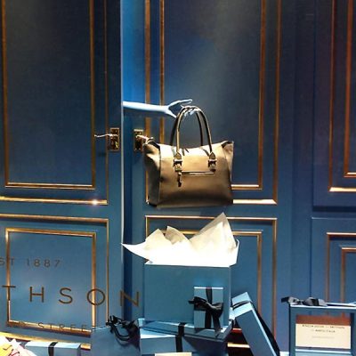 Smythson-London-Harrods-fashion-moda-window displays-vetrine-moda-visual-merchandising-Marco Stalla-luxury goods-glamour-accessories-brand identity-lusso