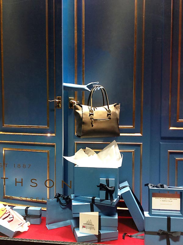 Smythson-London-Harrods-fashion-moda-window displays-vetrine-moda-visual-merchandising-Marco Stalla-luxury goods-glamour-accessories-brand identity-lusso